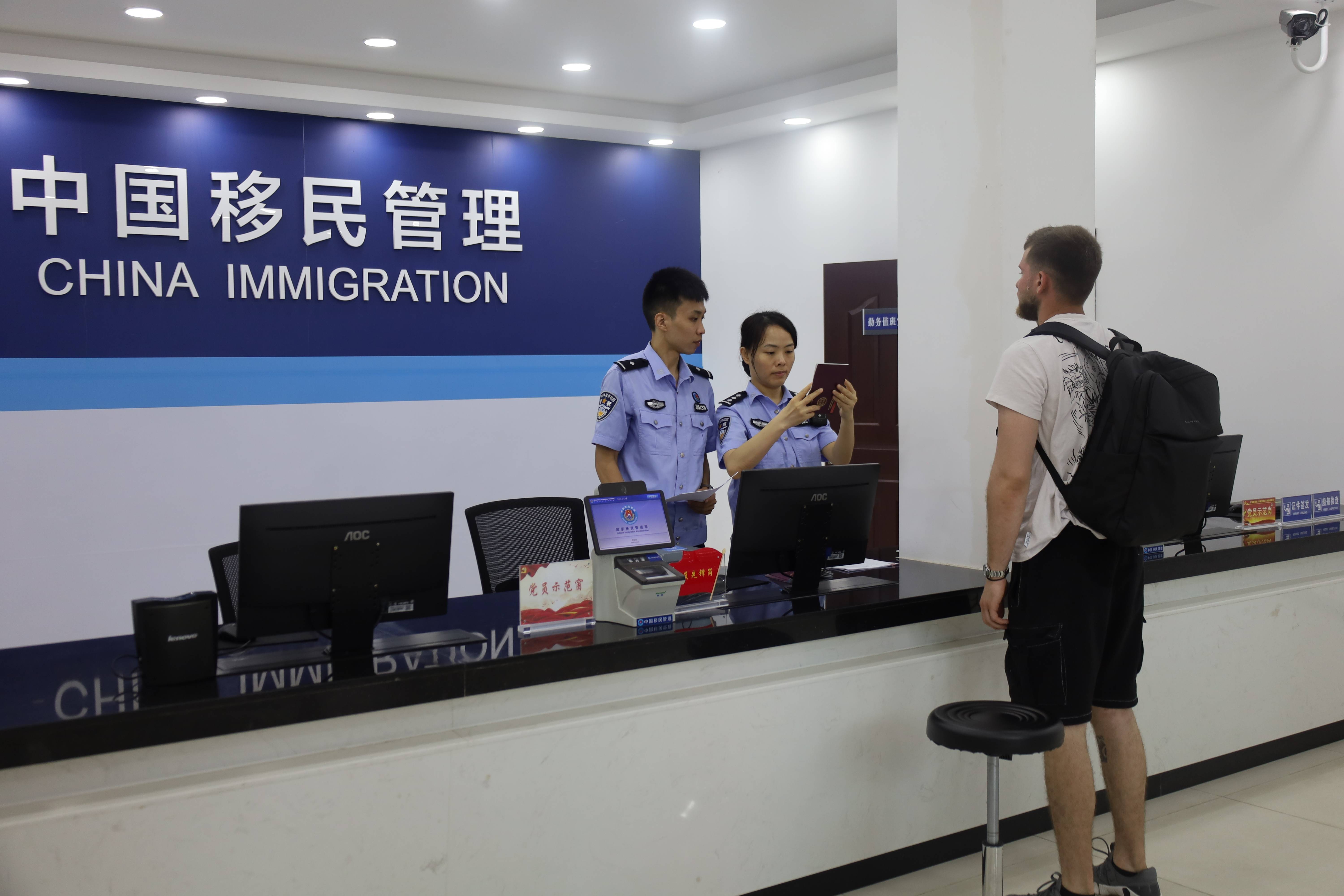 “第一次吃<strong></p>
<p>营业额</strong>，像吃葡萄！”外籍船员在惠州品尝荔枝