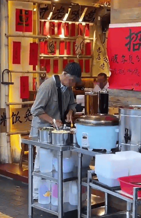 广东江门一饭店白米饭免费<strong></p>
<p>店面</strong>，老人每天打一碗米饭配酱油吃，店主：只要营业，就一直提供