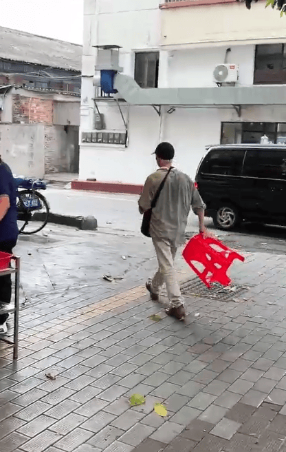 广东江门一饭店白米饭免费<strong></p>
<p>店面</strong>，老人每天打一碗米饭配酱油吃，店主：只要营业，就一直提供