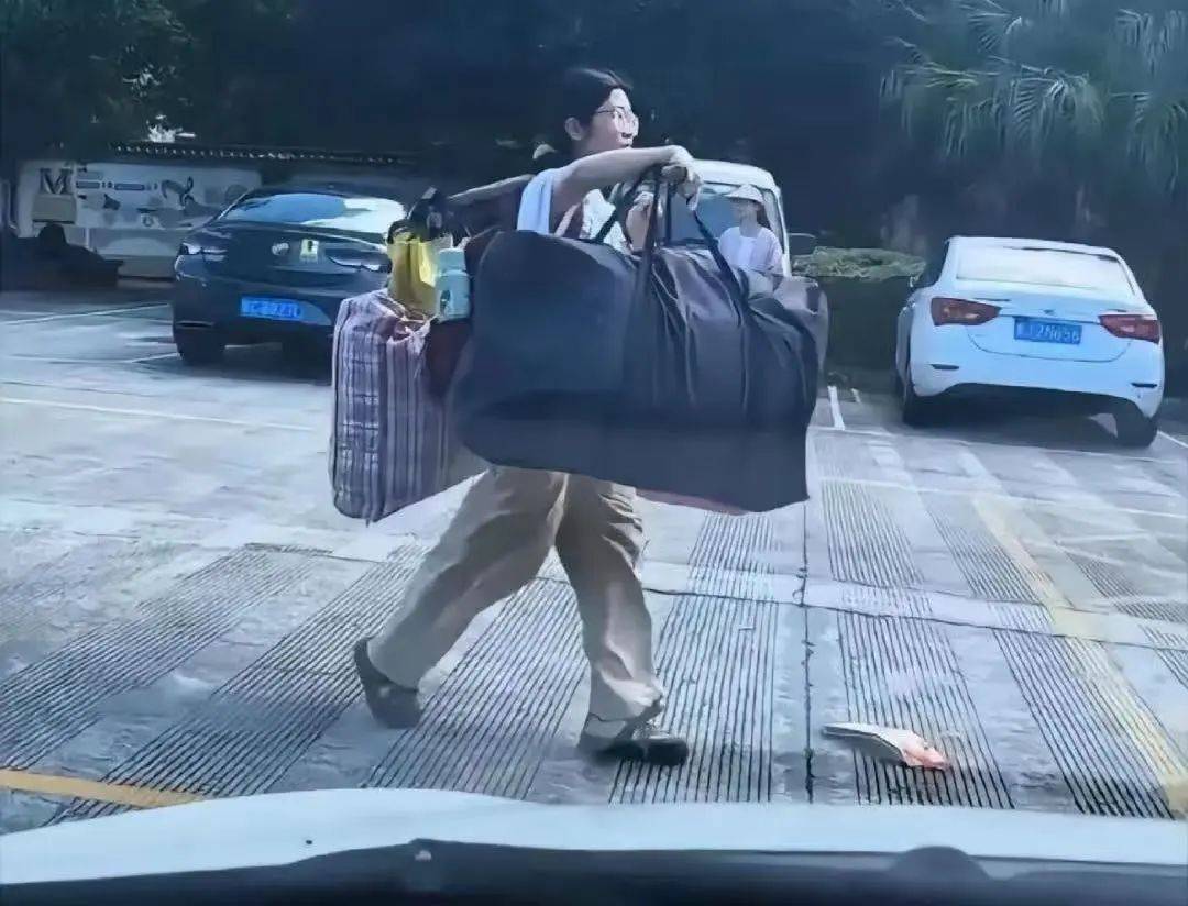 扁担女孩高考成绩出炉<strong></p>
<p>克制</strong>，班主任：班级高考成绩好于预期