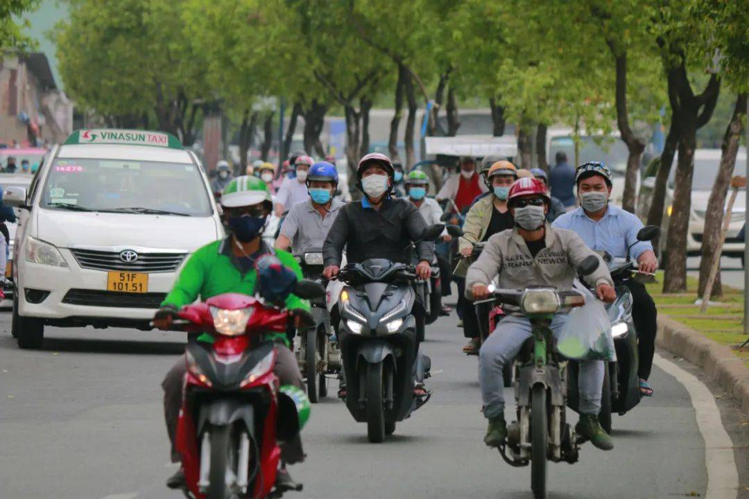 再有钱的北京白领<strong></p>
<p>克制</strong>，也得穿“电驴套装”