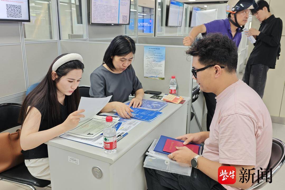 25岁小伙带一沓证书应聘！南京高校毕业生招聘会火爆<strong></p>
<p>克制</strong>，HR：这样的简历很加分