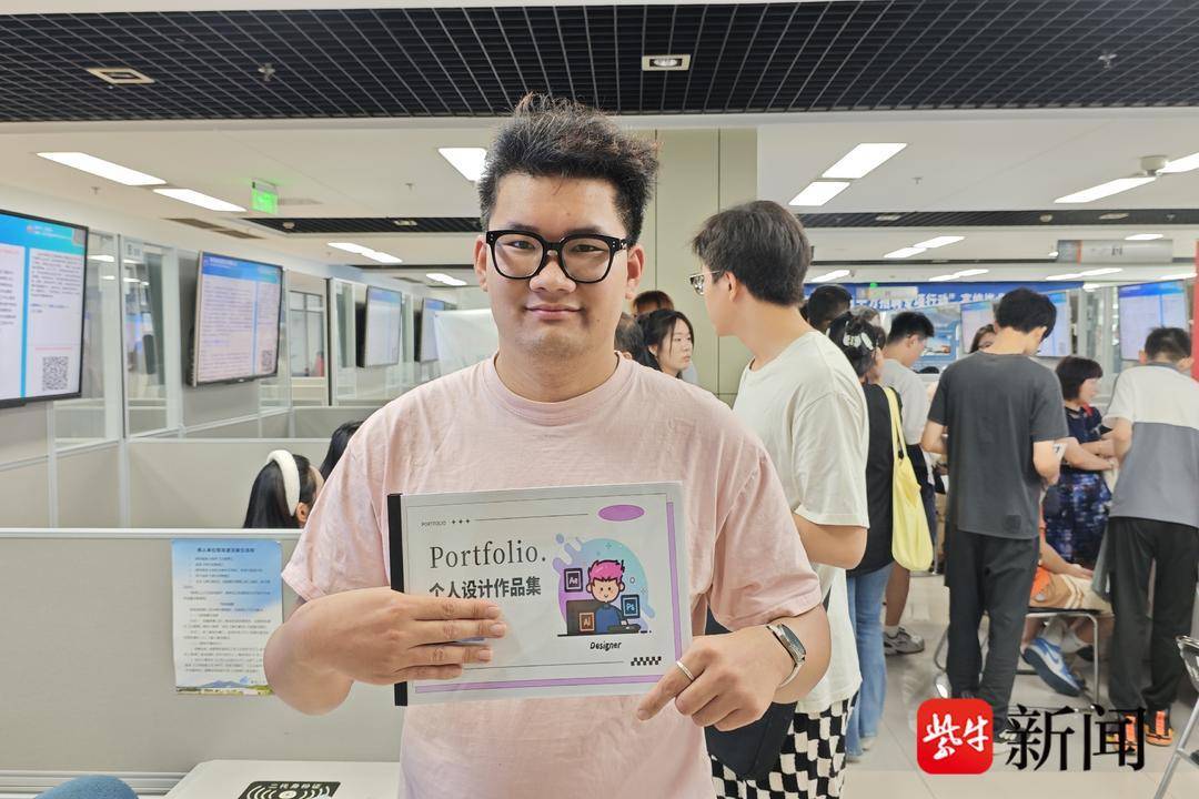 25岁小伙带一沓证书应聘！南京高校毕业生招聘会火爆<strong></p>
<p>克制</strong>，HR：这样的简历很加分