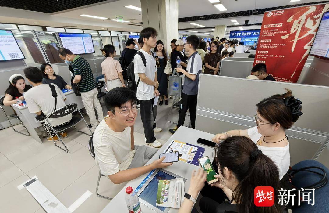 25岁小伙带一沓证书应聘！南京高校毕业生招聘会火爆<strong></p>
<p>克制</strong>，HR：这样的简历很加分