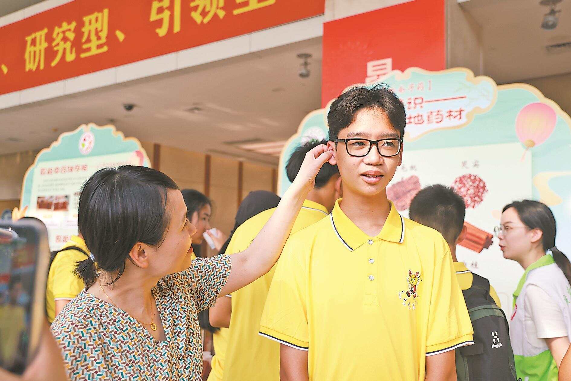 6年后<strong></p>
<p>hbar币</strong>，14岁印尼男孩一眼认出当年为他治病的中医