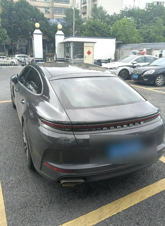 离奇<strong></p>
<p>TON</strong>！昆明一辆140万的保时捷在停车场凭空消失