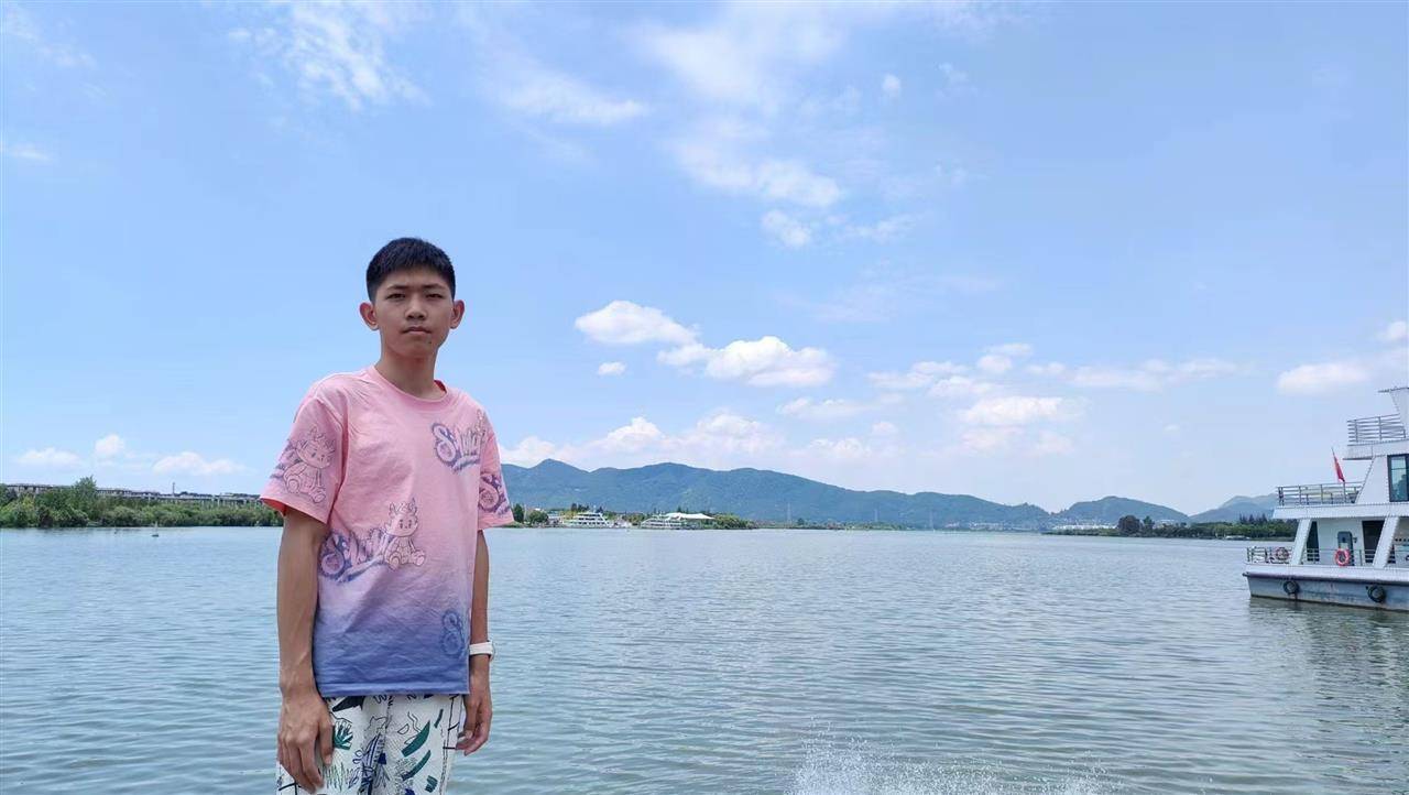 安徽一名18岁高中生坐飞机到西双版纳后失联<strong></p>
<p>sui</strong>，景洪公安：目前没有进一步的消息