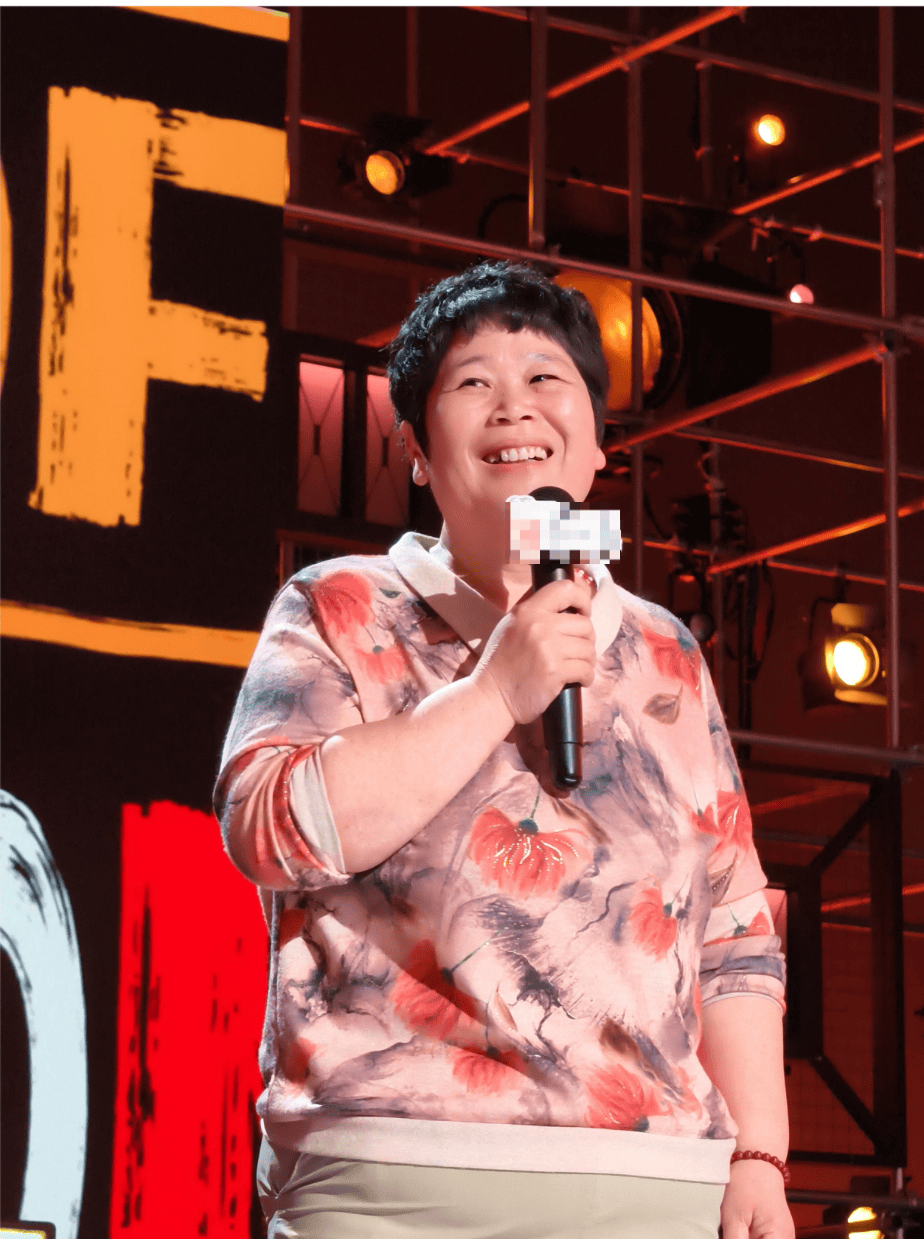 “绝经和出道同时来？”上海街头惊现她的巨幅海报<strong></p>
<p>稳定币</strong>！网友：笑着笑着就哭了