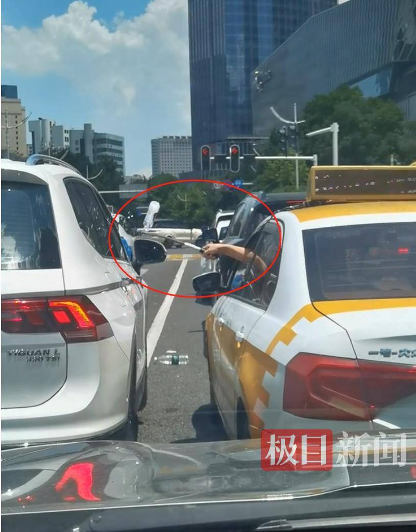 汉口街头发生不和谐一幕：白色汽车有人向出租车泼水<strong></p>
<p>稳定币有哪几种</strong>，的哥挥舞甩棍击破白车玻璃……