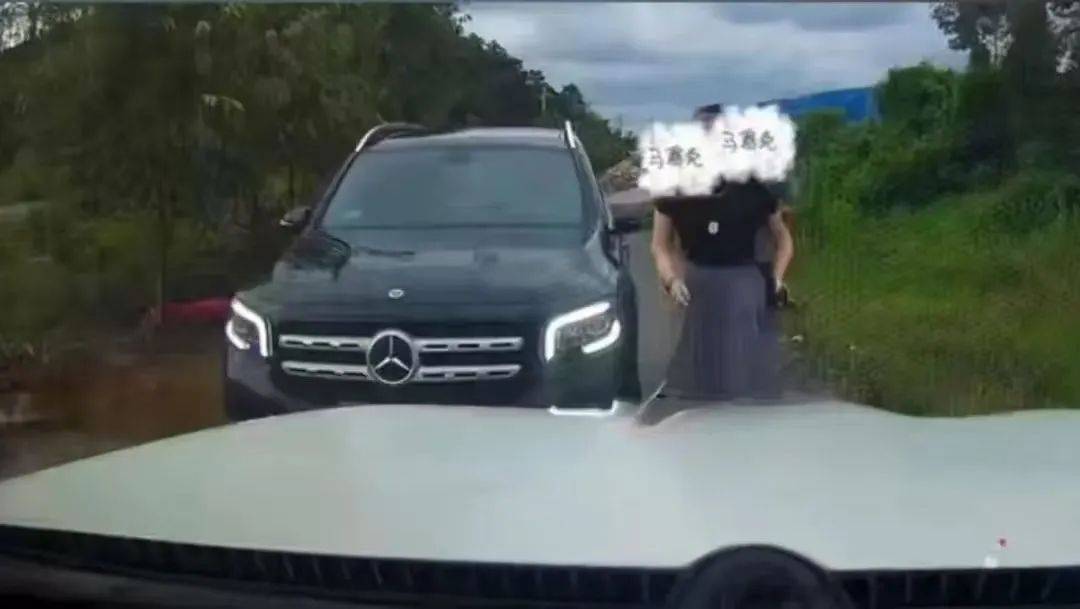 “奔驰女司机亮证逼迫让路”<strong></p>
<p>稳定币</strong>，当地警方通报：成立工作组展开调查