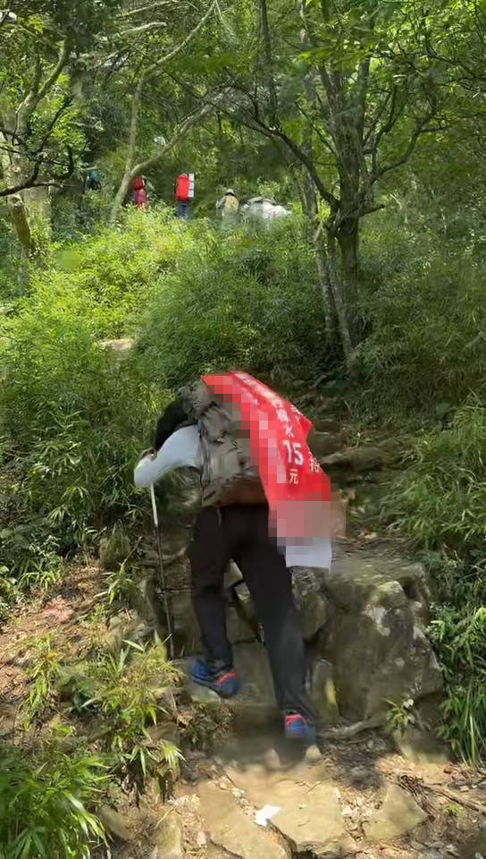 湖南一男子背40公斤蜜雪冰城上武功山售卖<strong></p>
<p>美元稳定币</strong>，当事人：收入不多纯体验，当负重训练