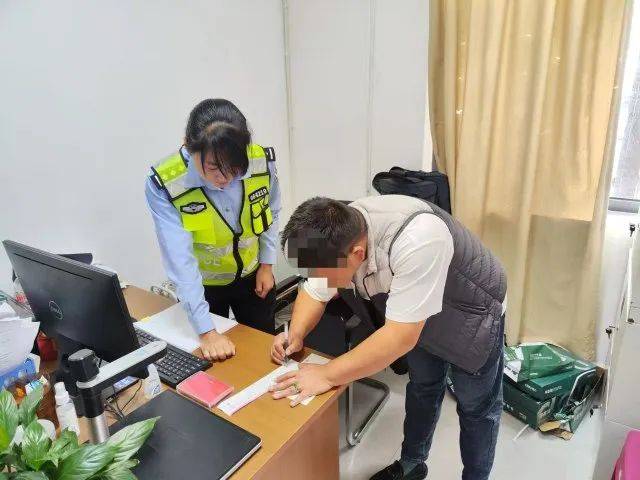 男子驾驶“鸡枞战车”满街跑<strong></p>
<p>美元稳定币</strong>，交警紧急叫停！