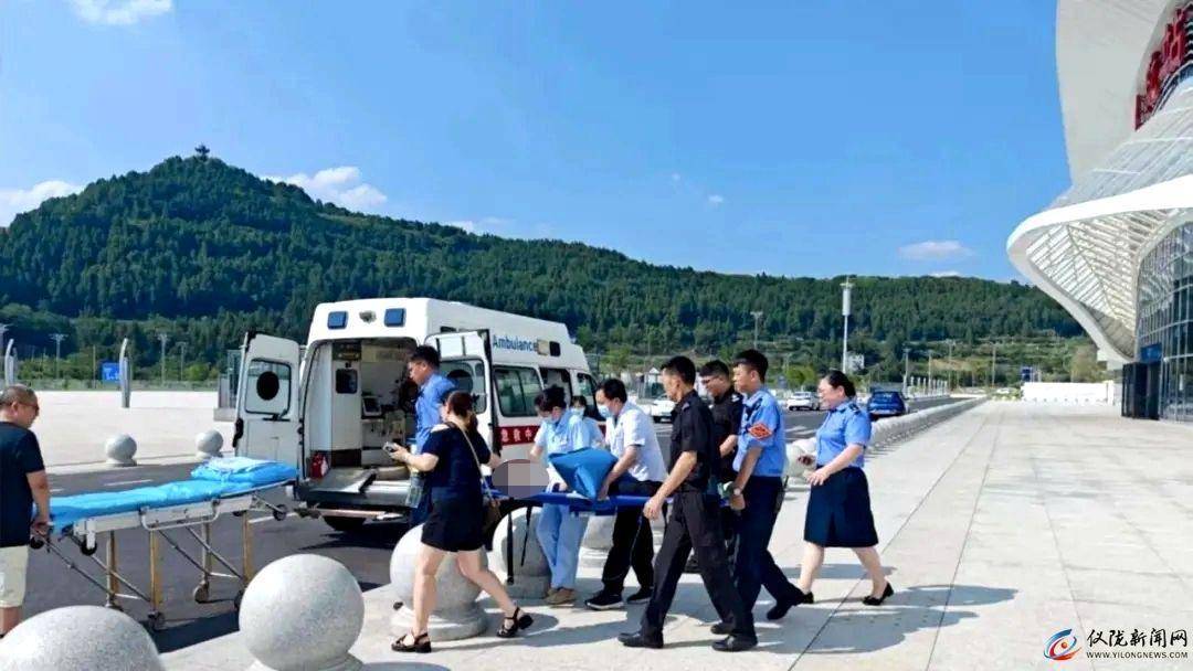 11岁男孩赶火车到成都走亲戚<strong></p>
<p>杭州</strong>，晕倒在站台！工作人员：被诊断为热射病，已脱险
