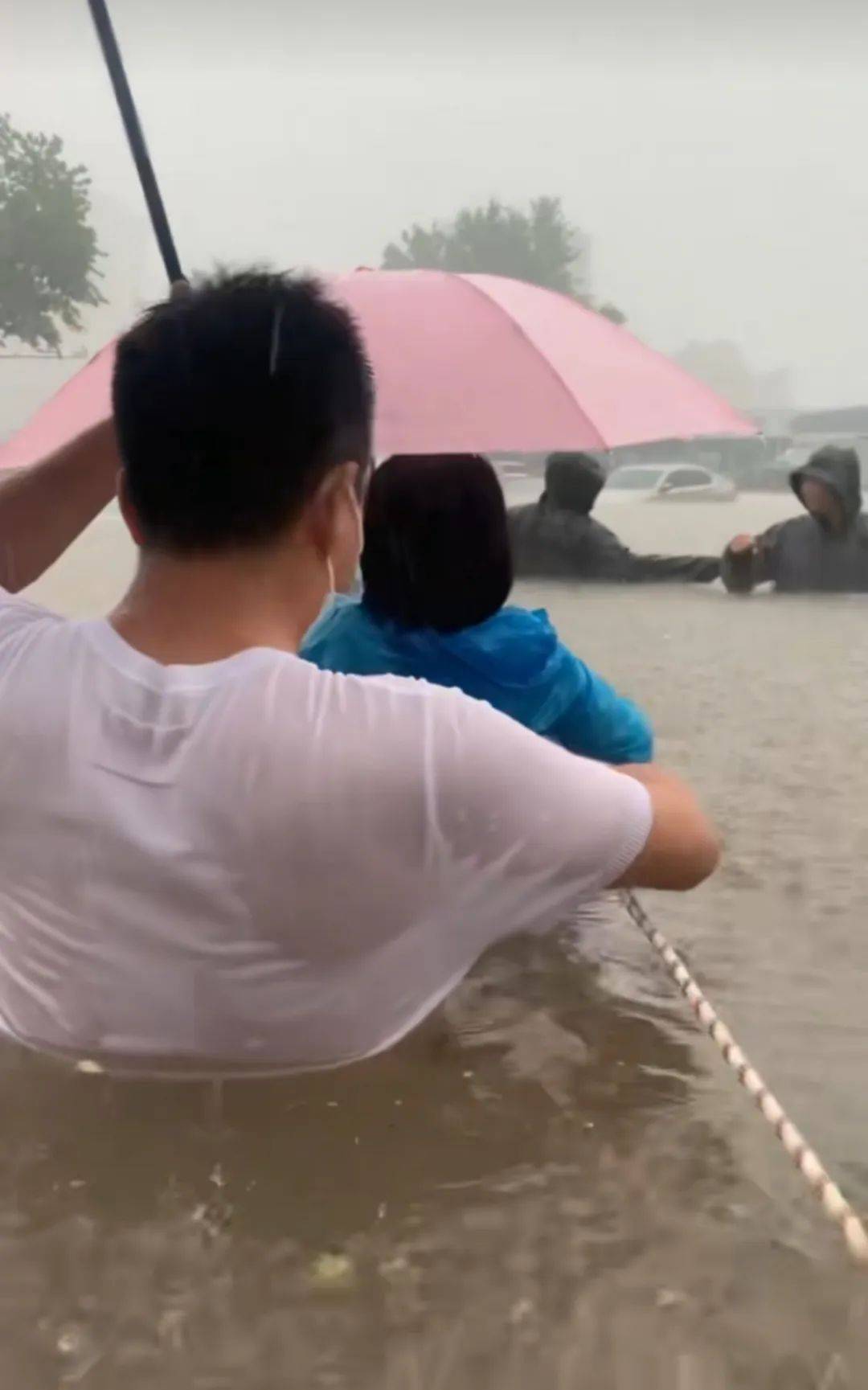 郑州暴雨致京广路隧道被淹<strong></p>
<p>明航</strong>，亲历者：车是飘起来的，很害怕，有人爬梯子离开 2021年也曾淹没多台车辆