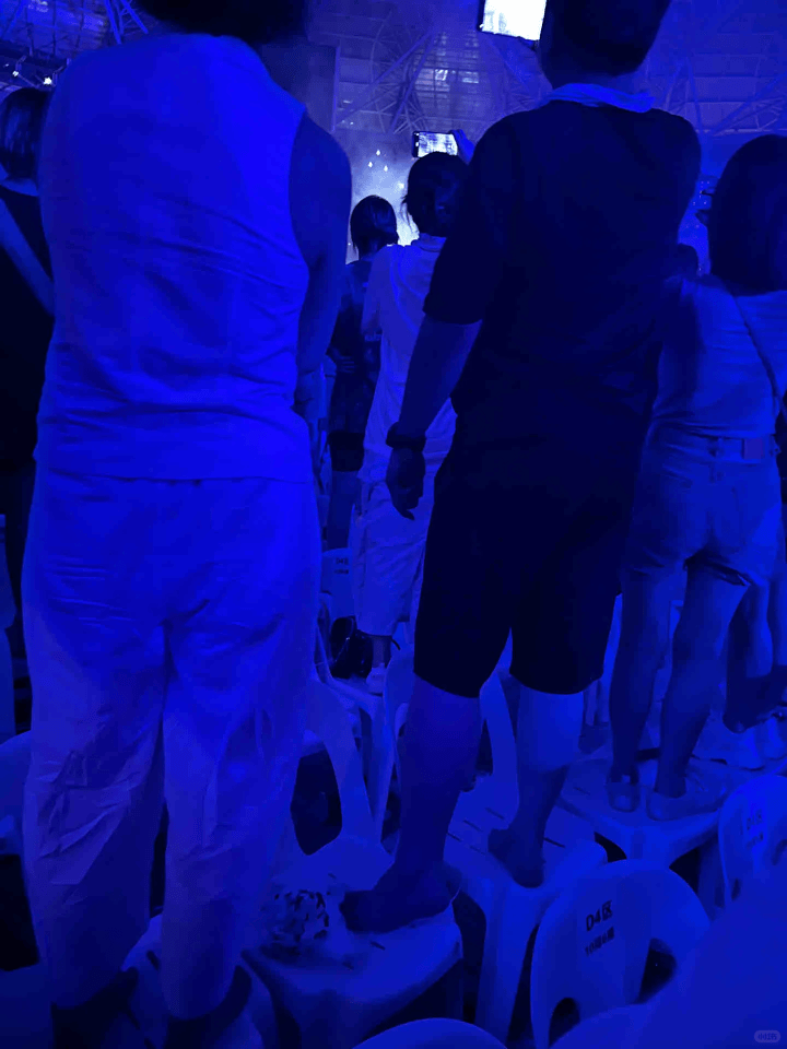 谢霆锋演唱会<strong></p>
<p>蔚来汽车股票</strong>，一对男女一直站着不肯坐下，引起公愤