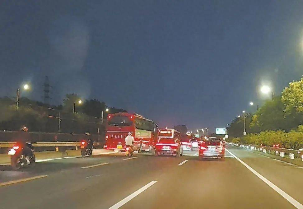 正在严查！京通快速路<strong></p>
<p>南都电源股票</strong>，半小时18辆摩托车违法行驶