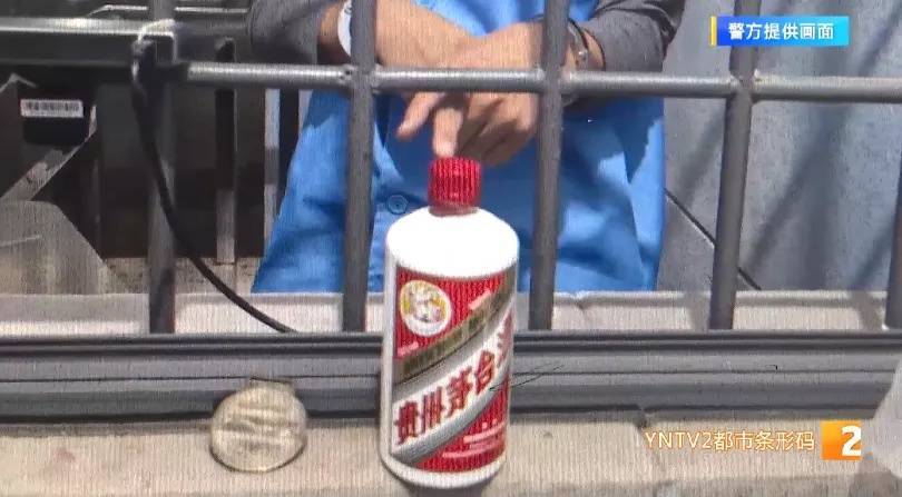 凌晨怪事！男子提着茅台袋子在车库<strong></p>
<p>友好集团股票</strong>，翻垃圾桶竟为了.....