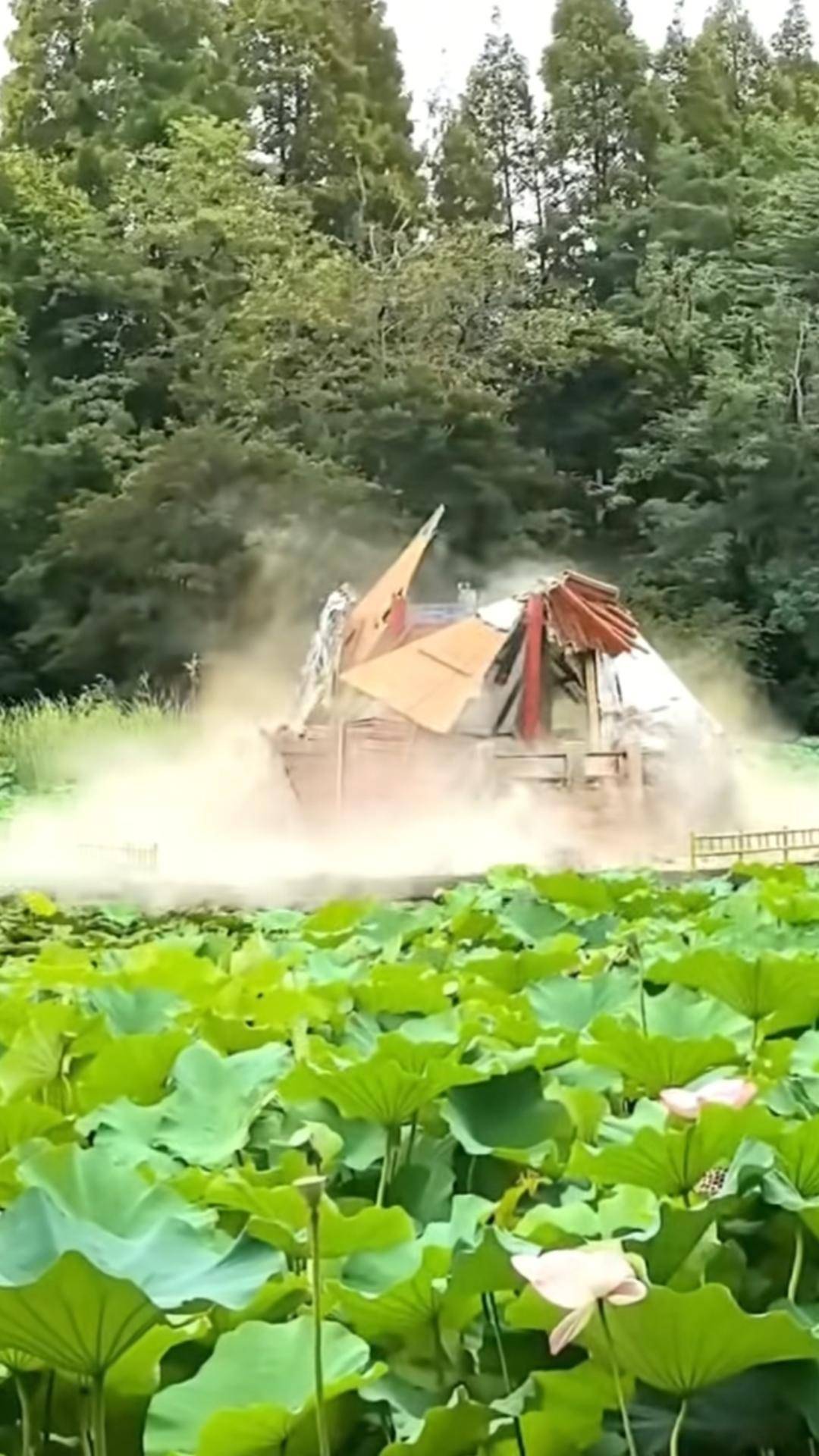 青岛中山公园一凉亭突然倒塌：一年前刚完成修缮<strong></p>
<p>南宁百货股票</strong>，园方称无伤亡原因待查