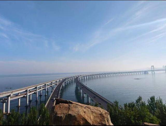 大连一跨海大桥观景台有游客翻栏杆踩空心造景石拍照<strong></p>
<p>海南航空股票</strong>，当地回应