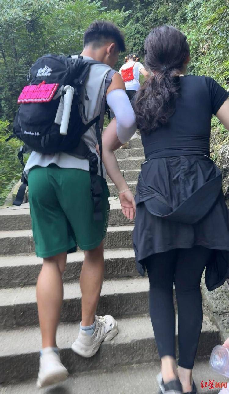 揭秘峨眉山陪爬团队：已陪爬千名游客九成为女性<strong></p>
<p>海南航空股票</strong>，不会主动拉背扛抱，主要保障安全