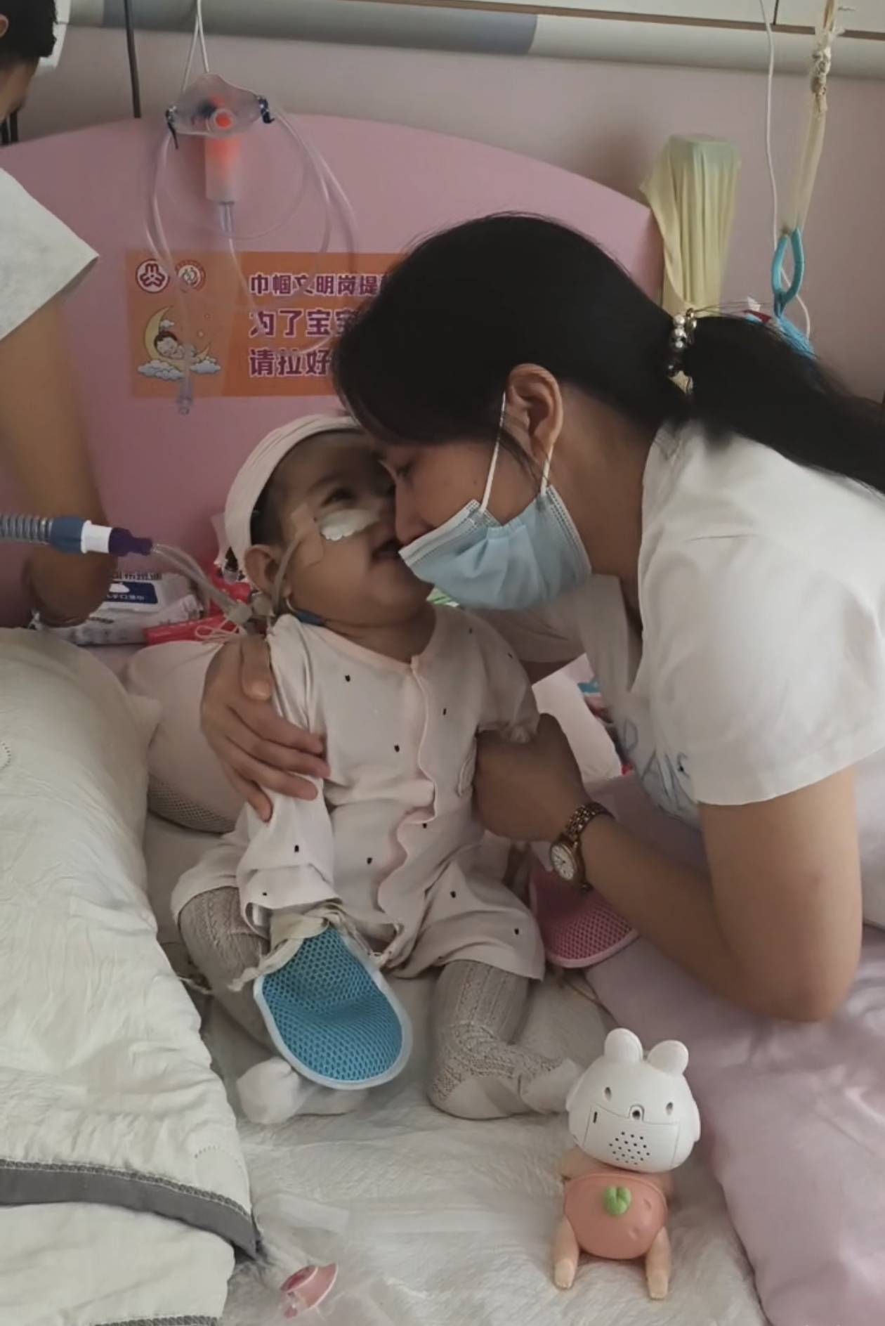 奶奶在哭<strong></p>
<p>哔哩哔哩股票</strong>，宝宝在笑！40天女婴重病，00后父亲割肝救女，术后这一幕让网友泪奔