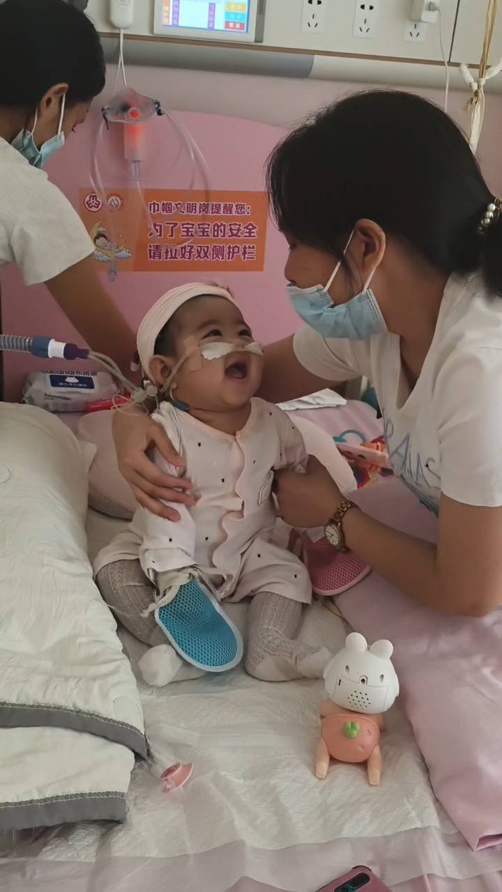 奶奶在哭<strong></p>
<p>哔哩哔哩股票</strong>，宝宝在笑！40天女婴重病，00后父亲割肝救女，术后这一幕让网友泪奔