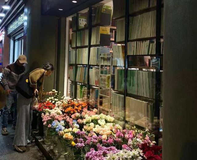 七夕不送玫瑰改送花菜<strong></p>
<p>哔哩哔哩股票</strong>！这一届年轻人“反套路”重新定义浪漫
