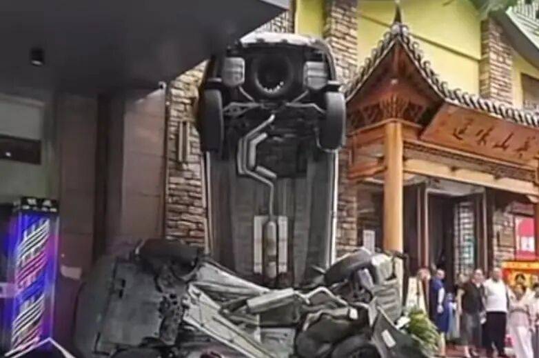 车辆失控驶入路边停车位致1死2伤<strong></p>
<p>永泰能源股票</strong>，警方通报