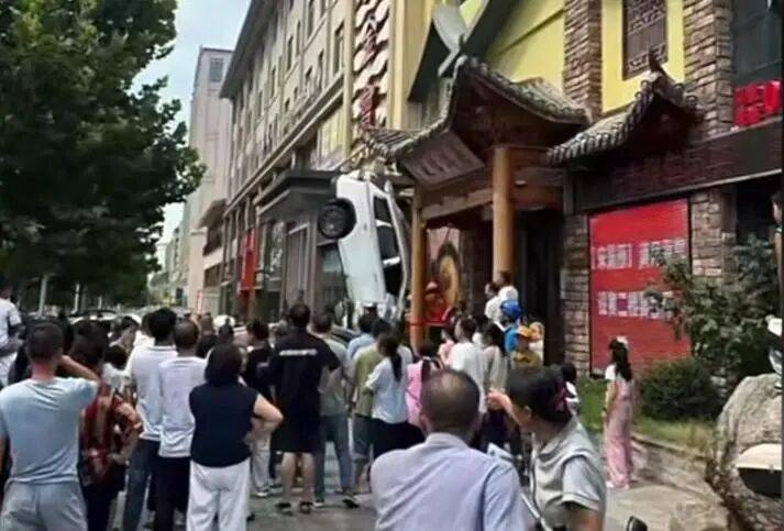 车辆失控驶入路边停车位致1死2伤<strong></p>
<p>永泰能源股票</strong>，警方通报