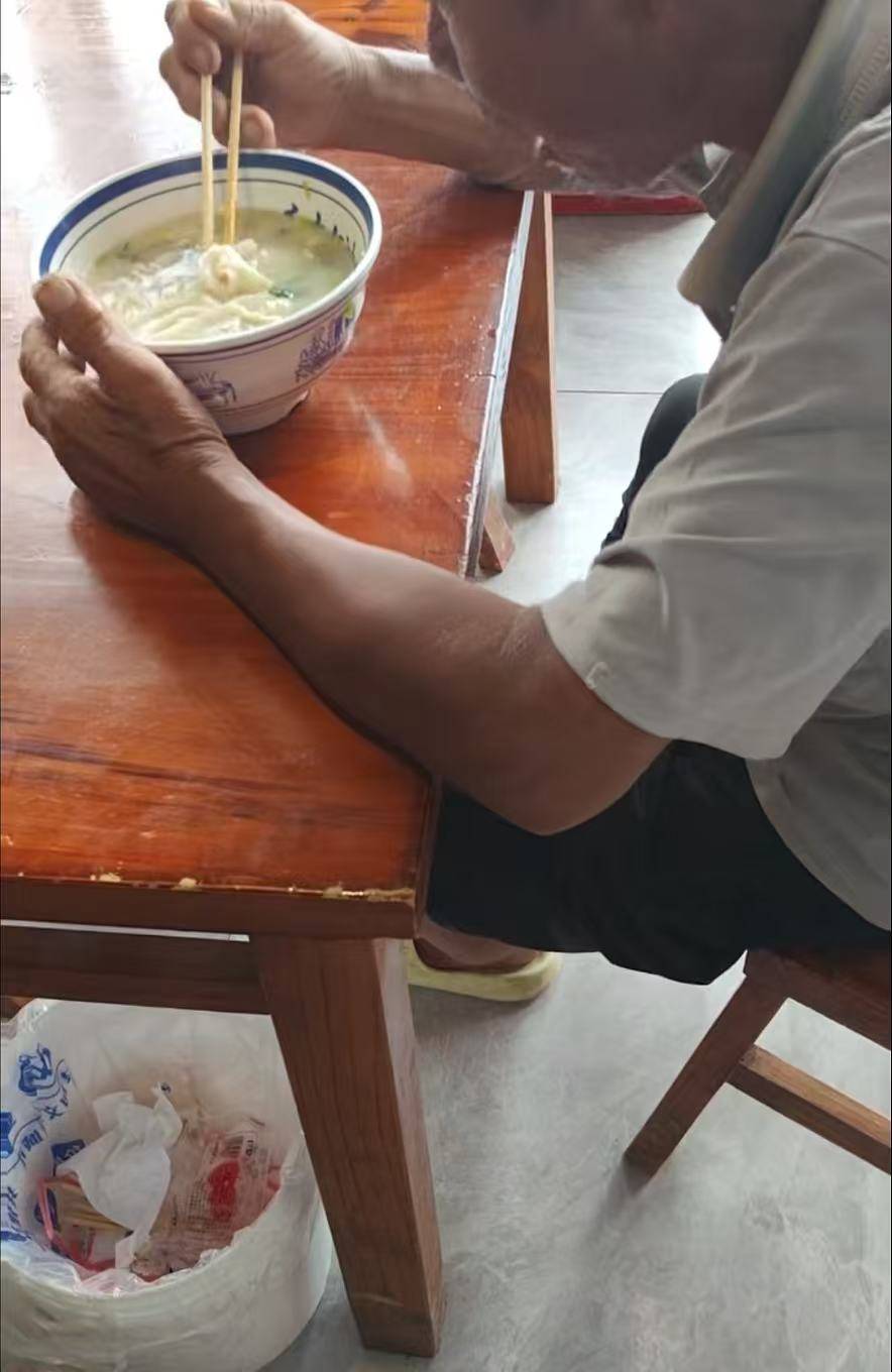 店门口大爷竹筐卖不动<strong></p>
<p>波音股票</strong>,河南周口面馆老板暖心发视频帮卖,网友隔空下单:我出钱你送人