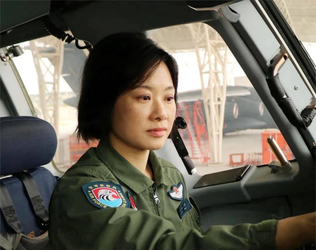 阅兵最帅女机长<strong></p>
<p>波音股票</strong>，是她！