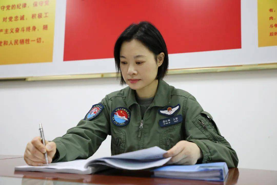 阅兵最帅女机长<strong></p>
<p>波音股票</strong>，是她！