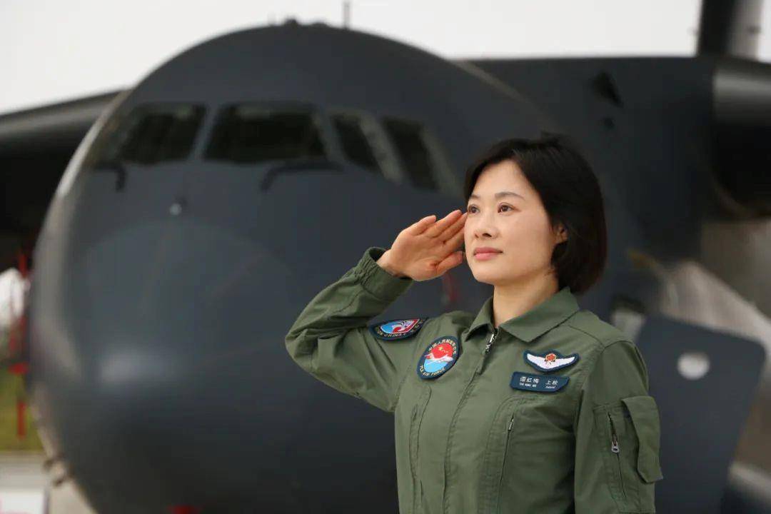 阅兵最帅女机长<strong></p>
<p>波音股票</strong>，是她！