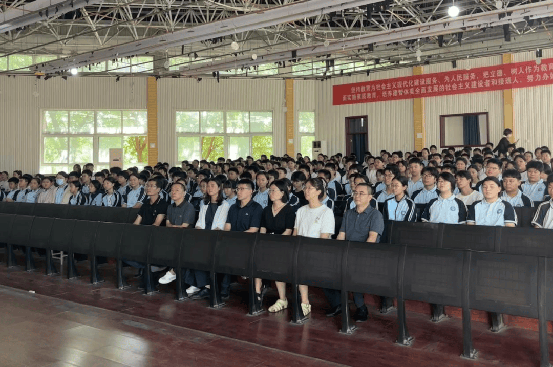 洛龙区开学第一堂法治课开讲啦<strong></p>
<p>波音股票</strong>！