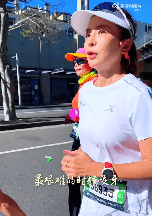 知名主持人朱迅跑完悉尼马拉松全马<strong></p>
<p>波音股票</strong>，开心大笑：又创造个人最好成绩