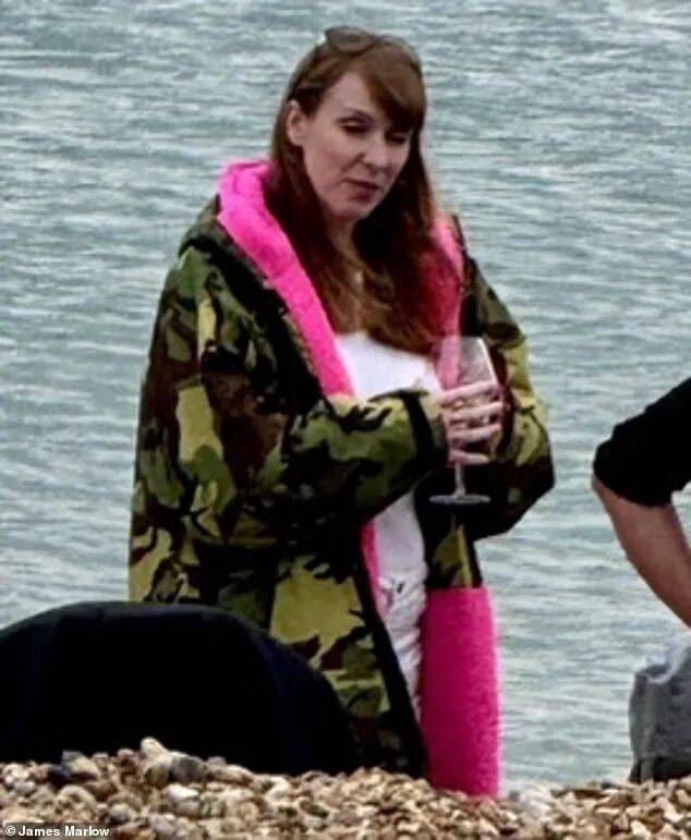 金正恩女儿首登国际舞台<strong></p>
<p>选股票</strong>，引爆接班传闻！英国首相被架空，工党内斗成全武行…