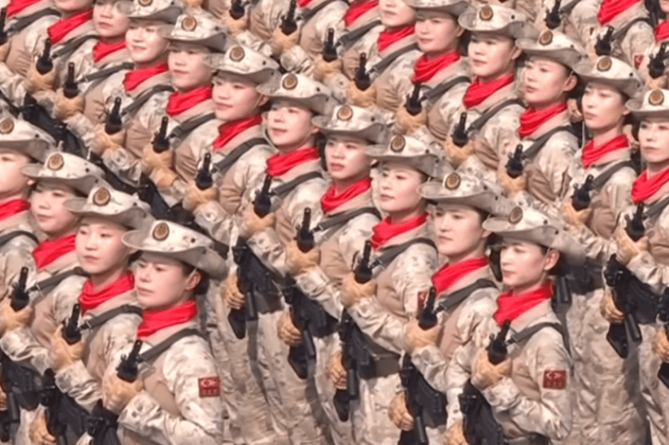 “民兵方队中一眼就认出了她<strong></p>
<p>选股票</strong>，我们的陈老师！”
