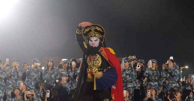 兰州大学军训期间大一女生表演川剧吐火<strong></p>
<p>兴森科技股票</strong>，校方：学生来自东北，因个人爱好自学
