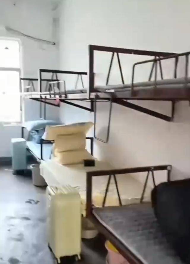 湖南一学生宿舍床铺仅用三角铁和螺丝固定<strong></p>
<p>兴森科技股票</strong>，学校回应