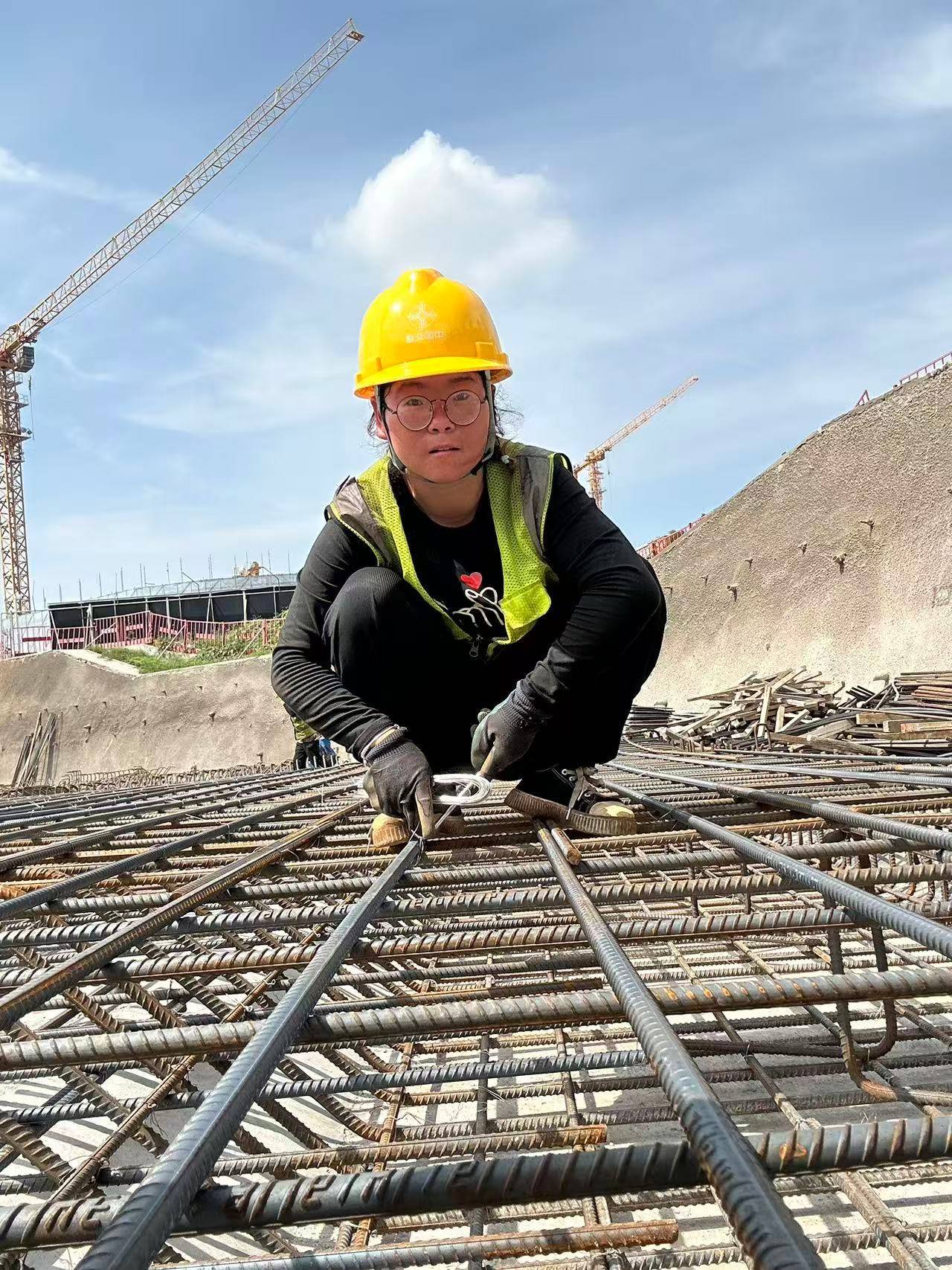 00后女孩工地绑钢筋5年成家里经济支柱：汗水流进眼睛特别疼<strong></p>
<p>股票上市</strong>，工友让我干轻松的活