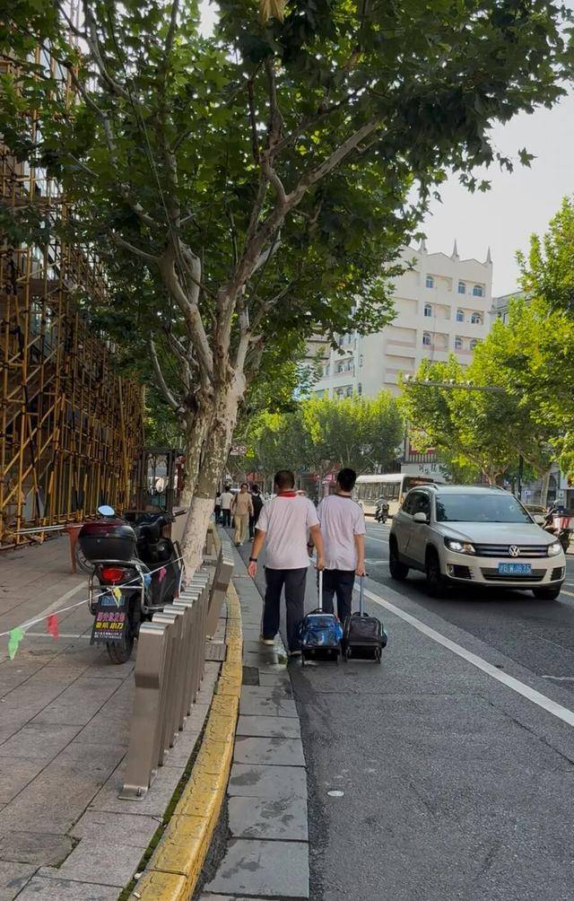 事发上海校门口！学生上学像闯关：夹缝中慢慢腾挪<strong></p>
<p>股票上市</strong>，与非机动车迎面对冲…家长担忧：何时是头