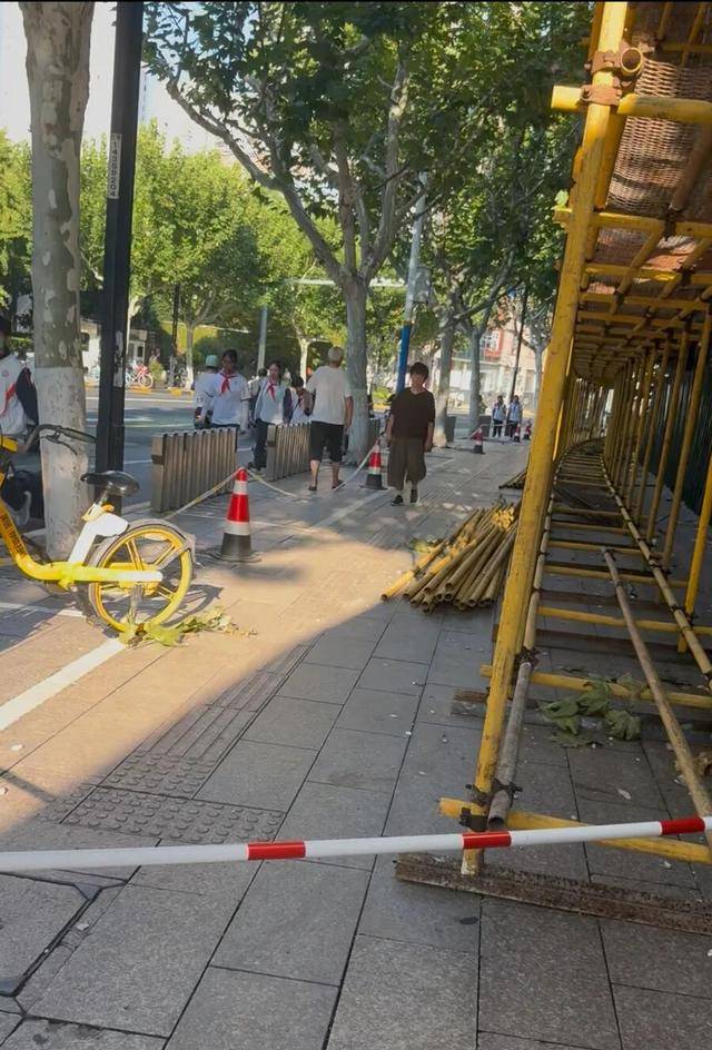 事发上海校门口！学生上学像闯关：夹缝中慢慢腾挪<strong></p>
<p>股票上市</strong>，与非机动车迎面对冲…家长担忧：何时是头