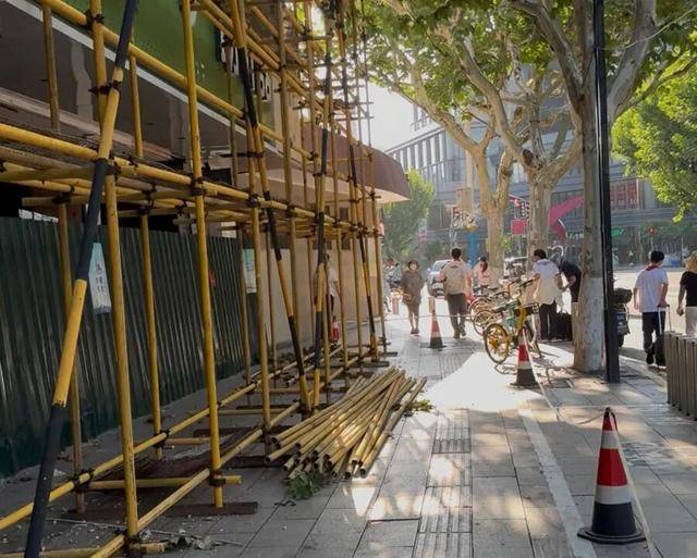 事发上海校门口！学生上学像闯关：夹缝中慢慢腾挪<strong></p>
<p>股票上市</strong>，与非机动车迎面对冲…家长担忧：何时是头