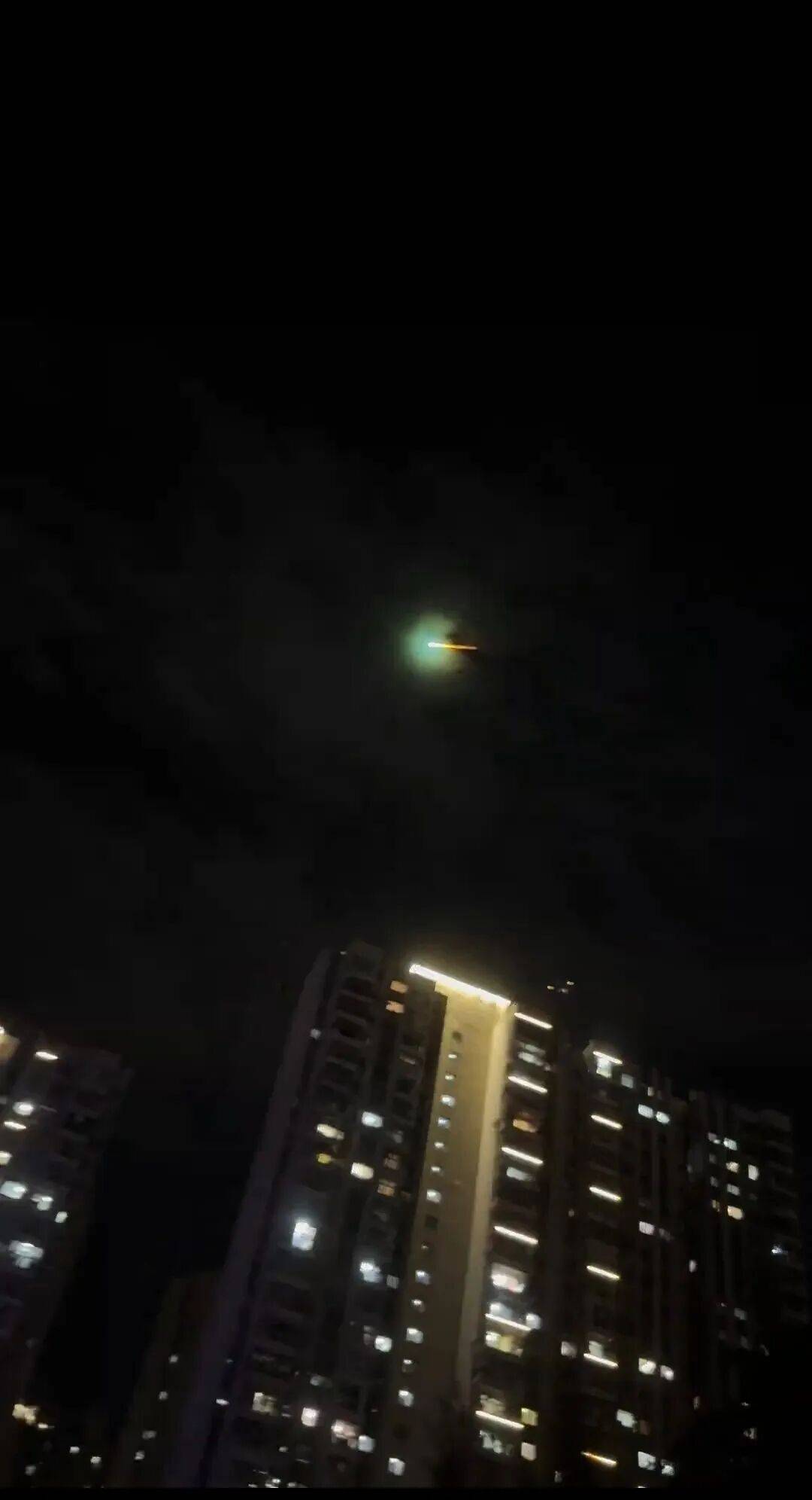 福建多地夜空现不明飞行物<strong></p>
<p>股票上市</strong>？目击者称速度极快放蓝绿色光芒