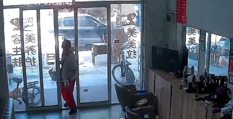 浙江一店主允许大妈门口摆摊<strong></p>
<p>好当家股票</strong>，时常被大妈“投喂”蔬果：每次收摊时，都打扫得干干净净