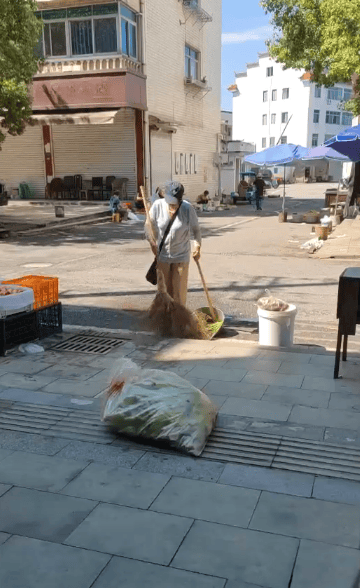 浙江一店主允许大妈门口摆摊<strong></p>
<p>好当家股票</strong>，时常被大妈“投喂”蔬果：每次收摊时，都打扫得干干净净
