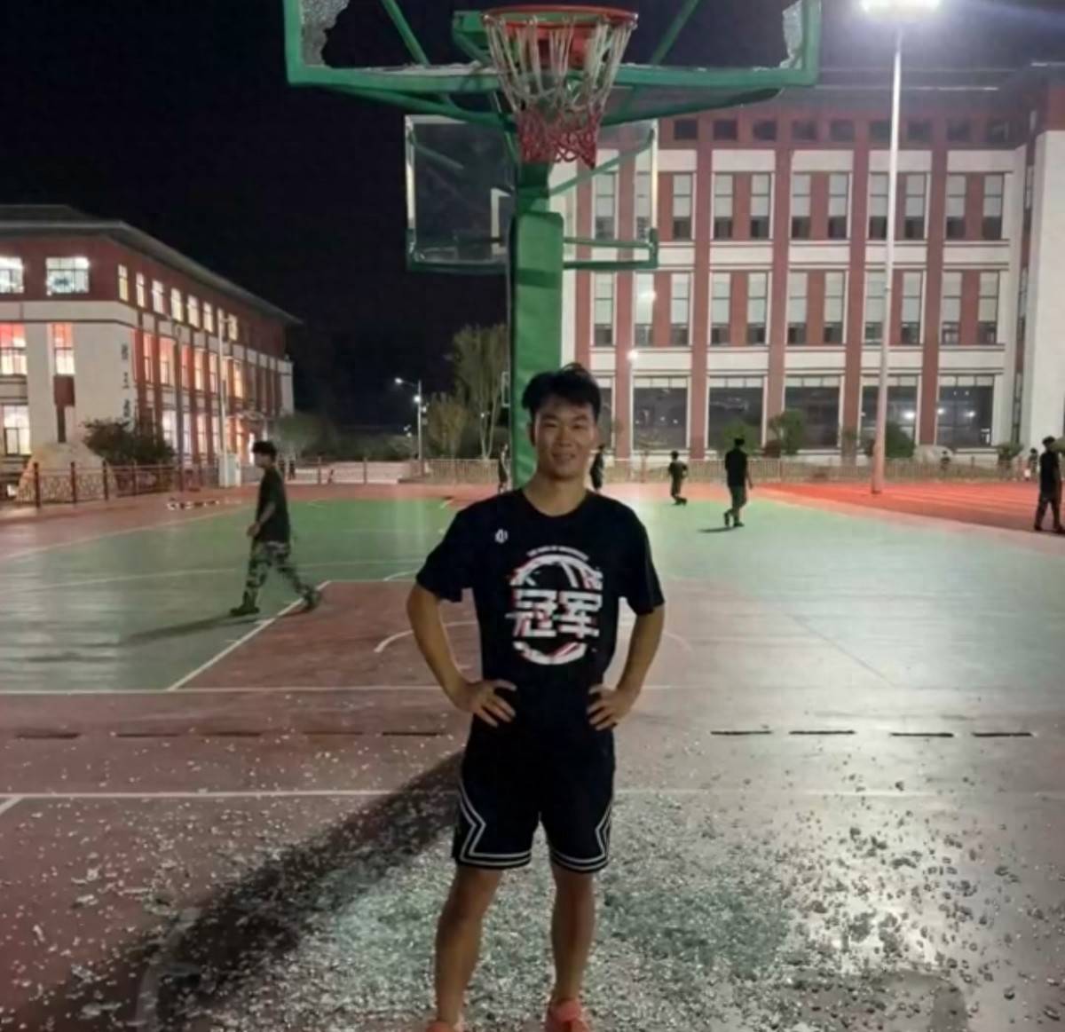 郑州178厘米大学生扣碎篮板<strong></p>
<p>万达电影股票</strong>，校方：说明弹跳力好！学校出资购买新篮板，已安装好