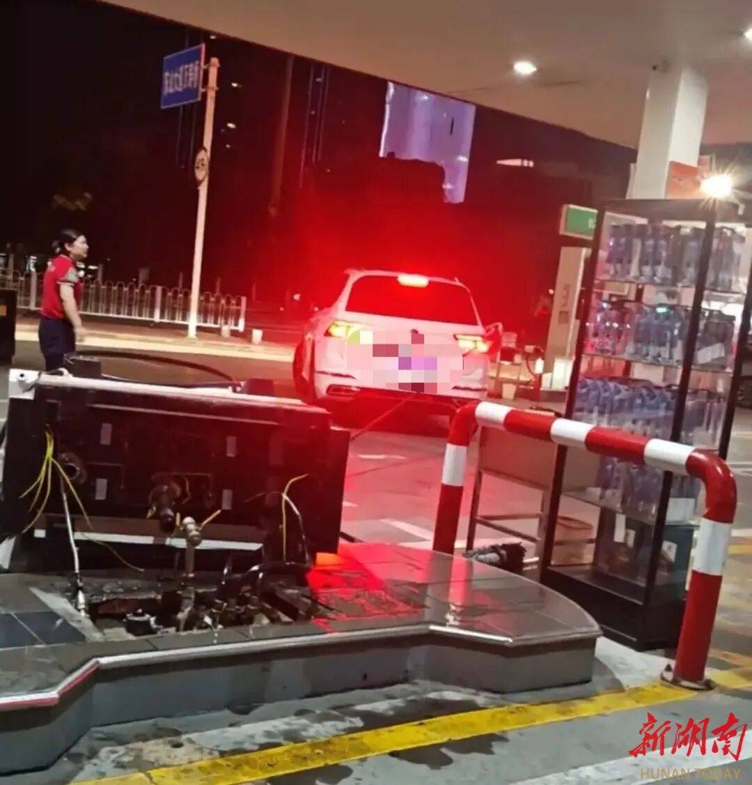 湖北一车主加完油忘拔加油枪开车就走<strong></p>
<p>怡亚通股票</strong>，直接拽倒加油机，工作人员：幸好加油机的切断阀自动紧急关闭