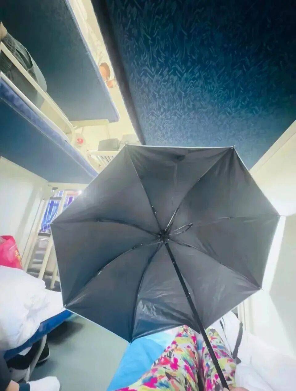 女生躺火车卧铺打伞遮隐私<strong></p>
<p>怡亚通股票</strong>，“过道坐着两名陌生男乘客”，12306回应