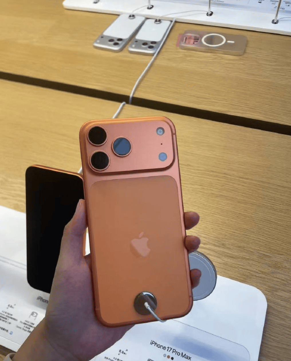 iPhone 17 Pro被黄牛拒收：“卖的人多<strong></p>
<p>东方明珠股票</strong>，货太多了”